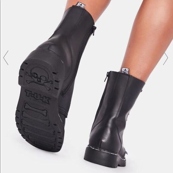 T.U.K. 10 Eye Black Matt combat boots US size 7 women’s - Picture 5 of 16